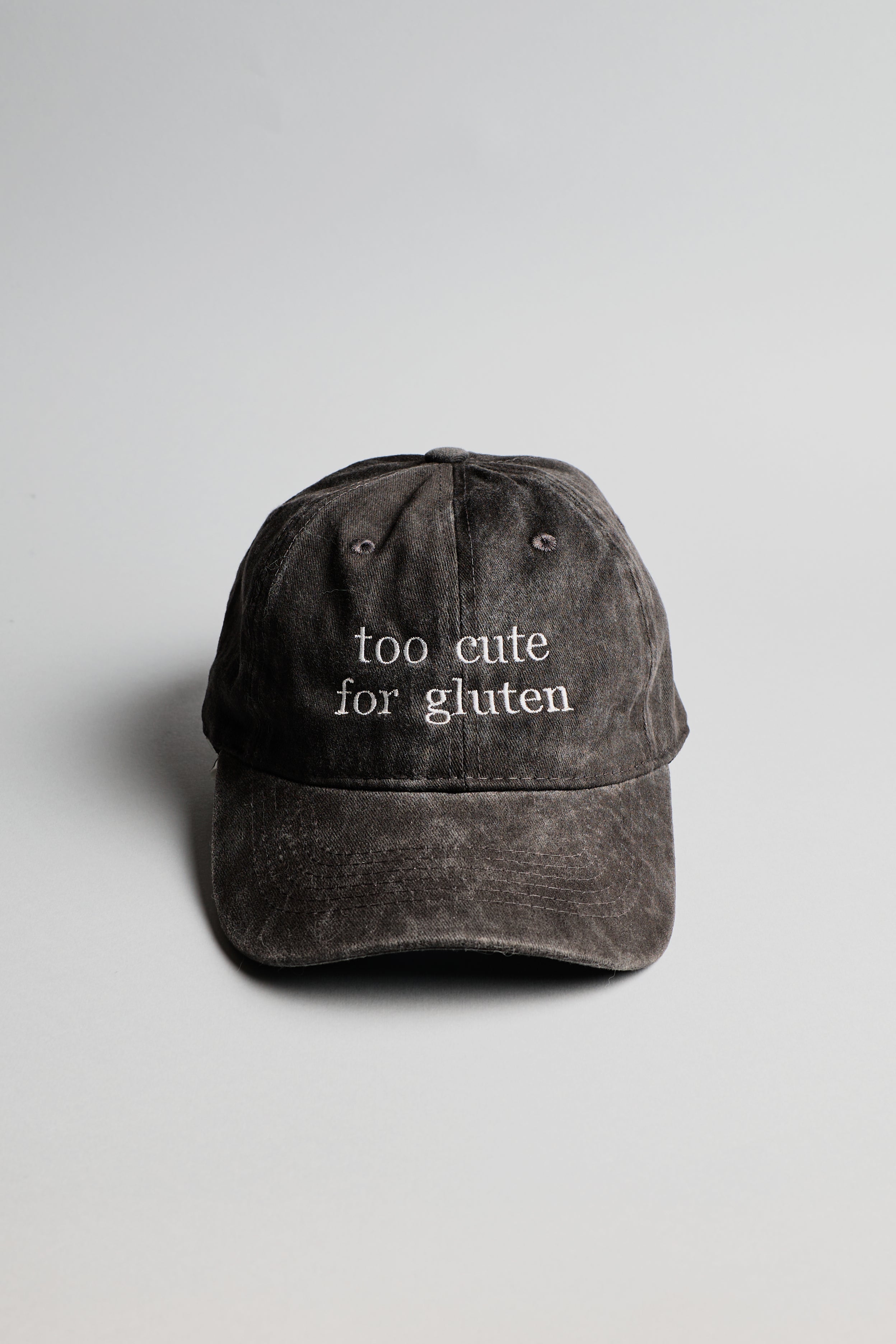 Černá kšiltovka s bílým nápisem "too cute for gluten"