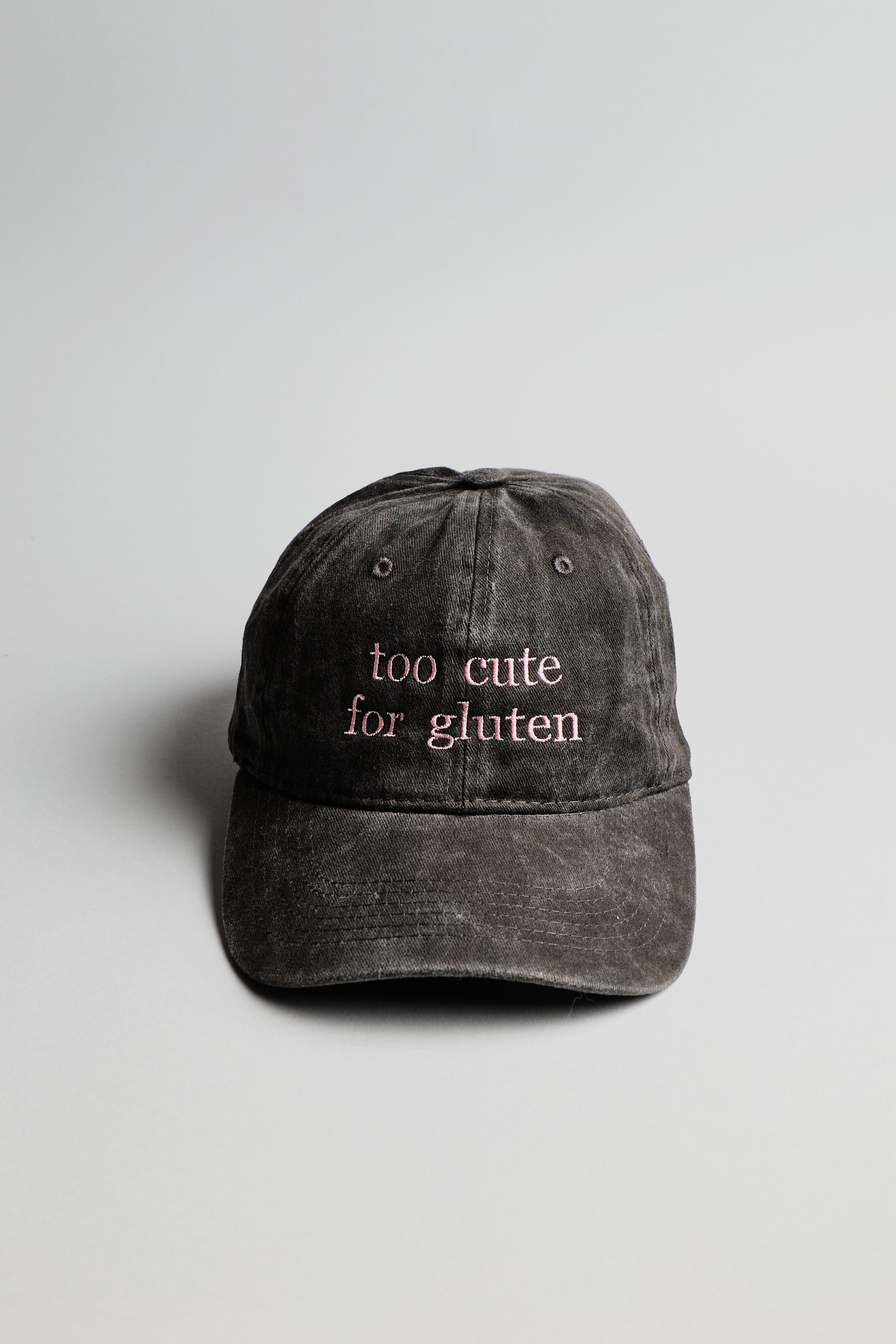 Černá kšiltovka s růžovým nápisem "too cute for gluten"