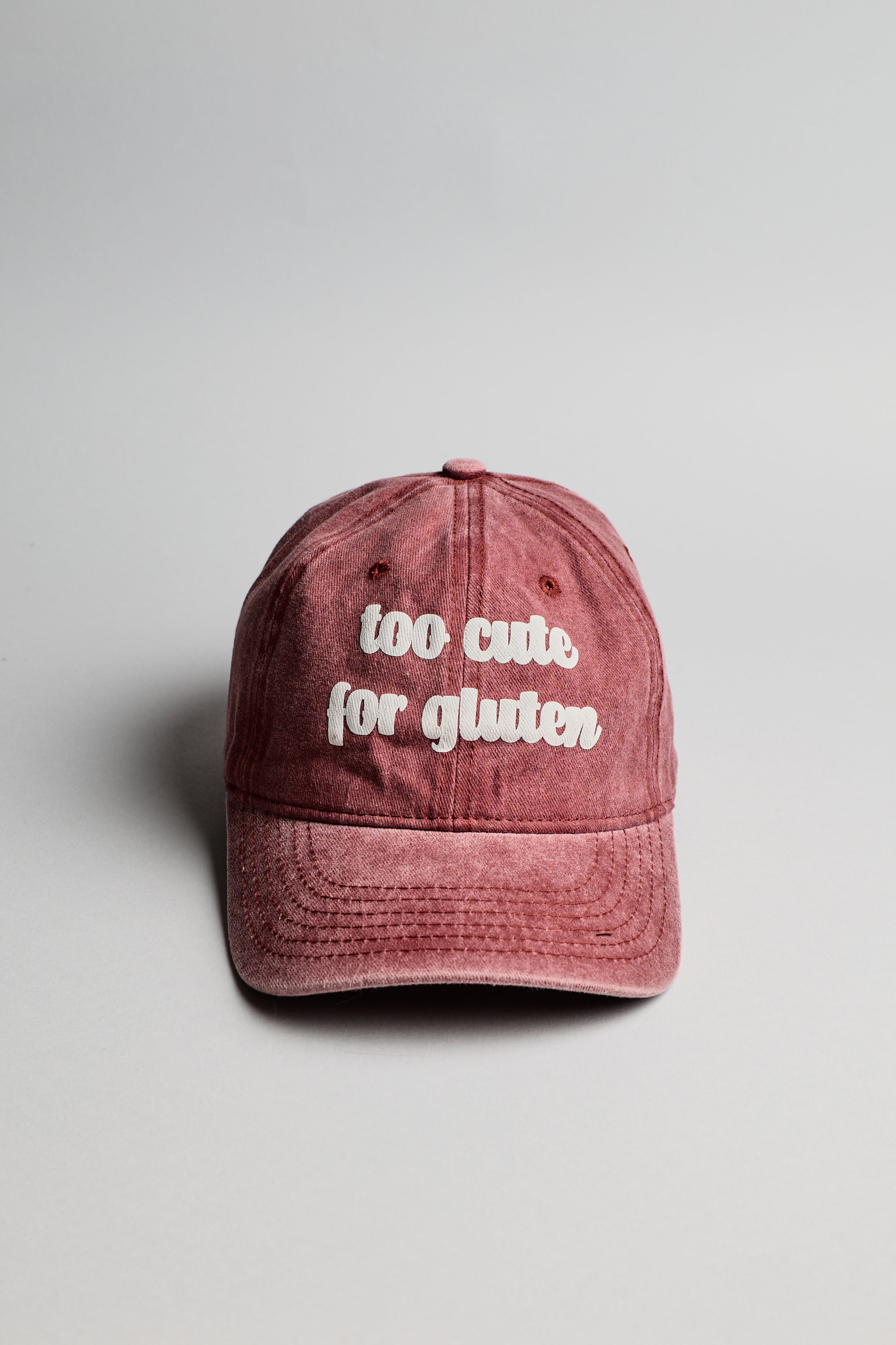 Červená kšiltovka s bílým nápisem "too cute for gluten"