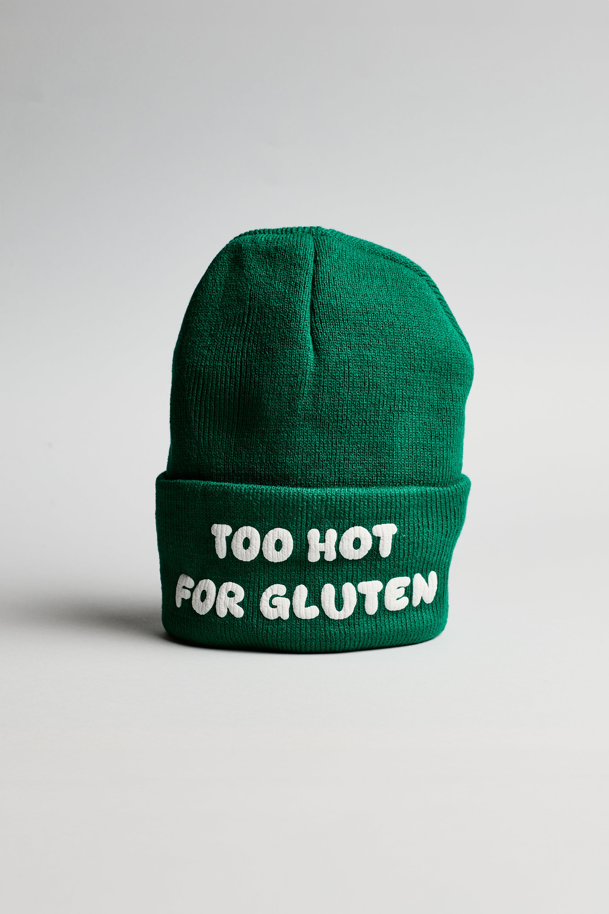 Zelená zimní čepice s bílým nápisem "too hot for gluten"