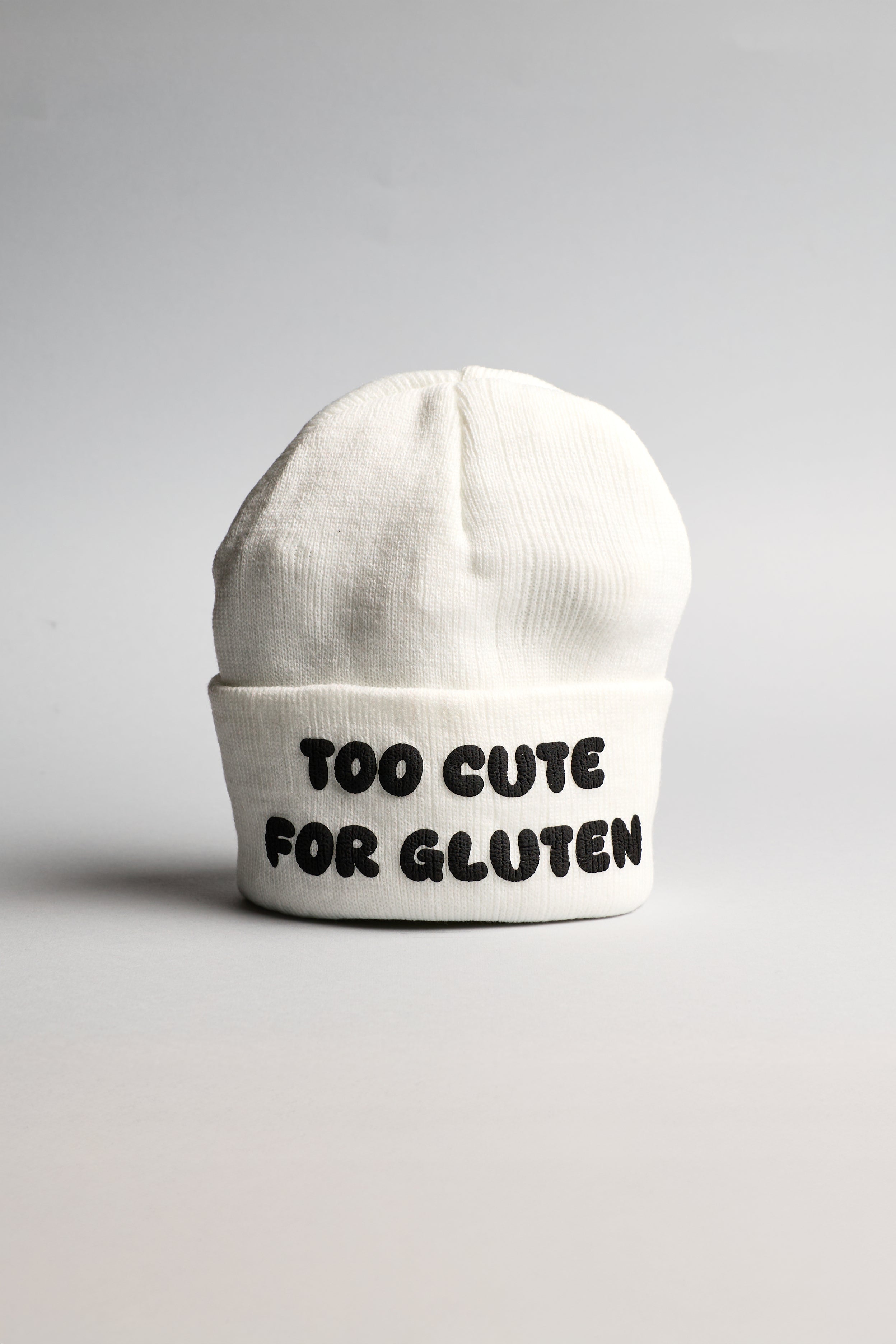 Bílá čepice s černým nápisem "too cute for gluten"