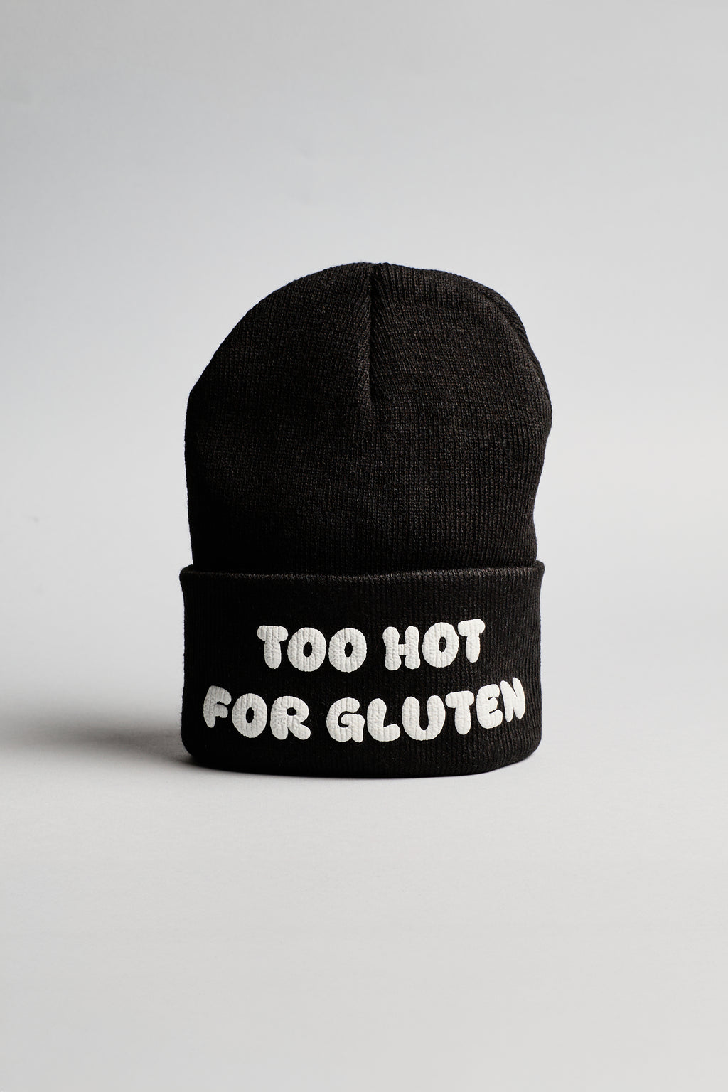 Černá zimní čepice s bílým nápisem "too cute for gluten"