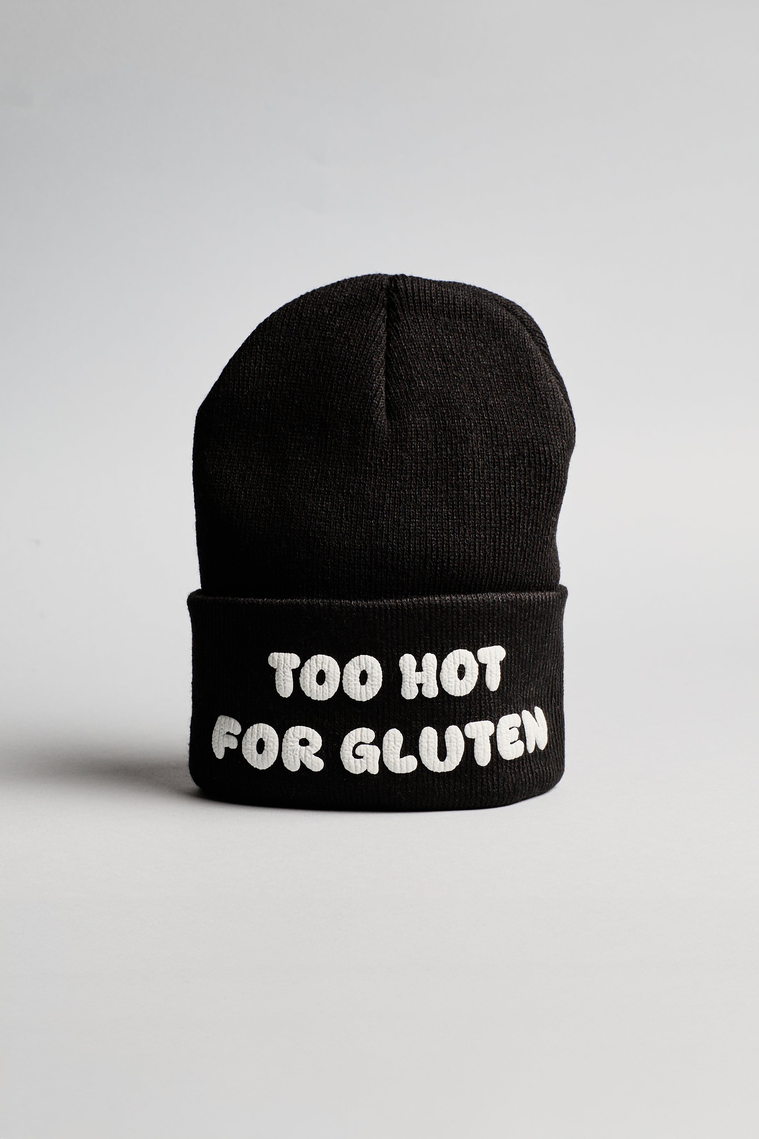 Černá zimní čepice s bílým nápisem "too cute for gluten"