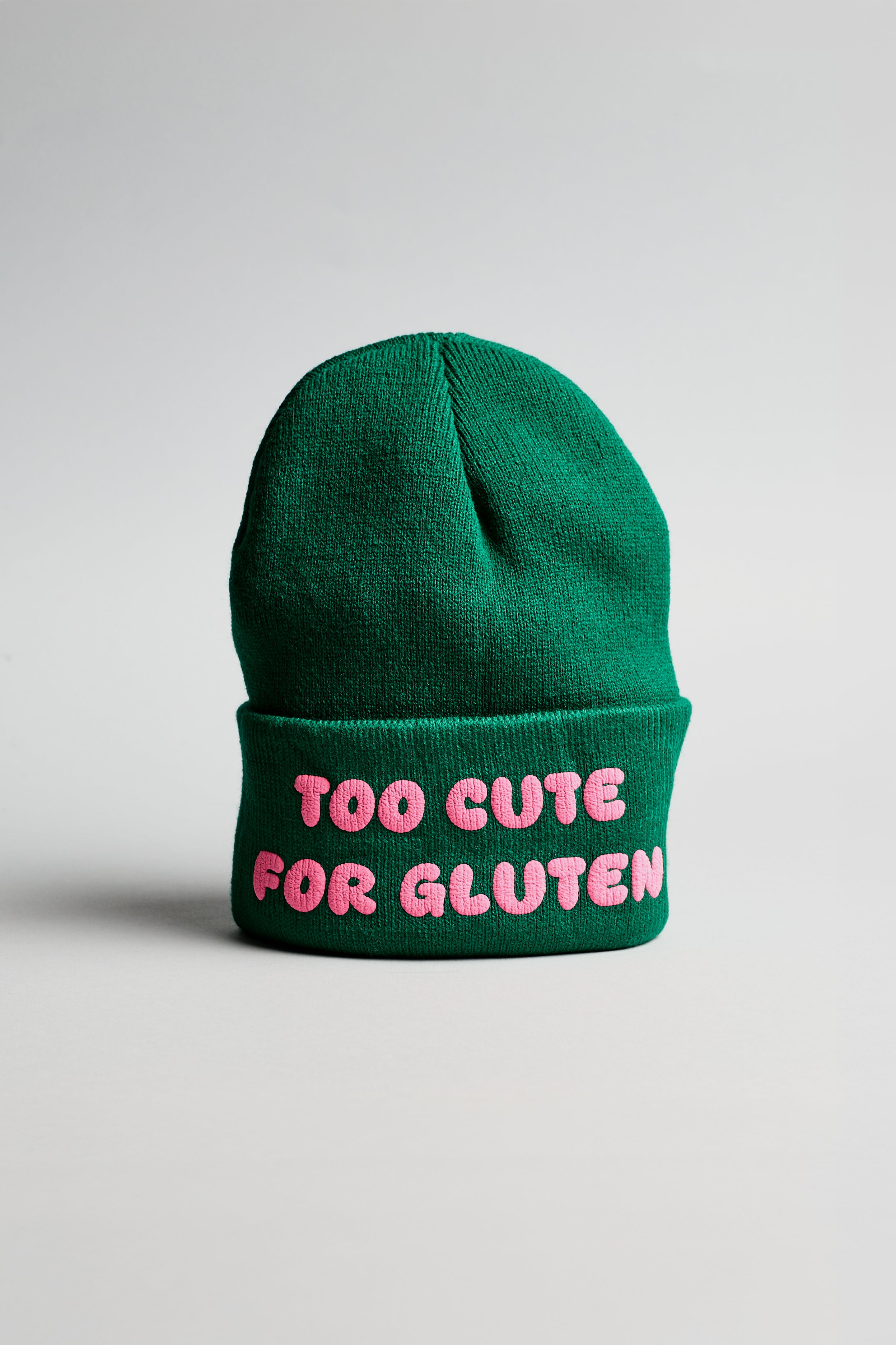 Zelená zimní čepice s růžovým nápisem "too cute for gluten"