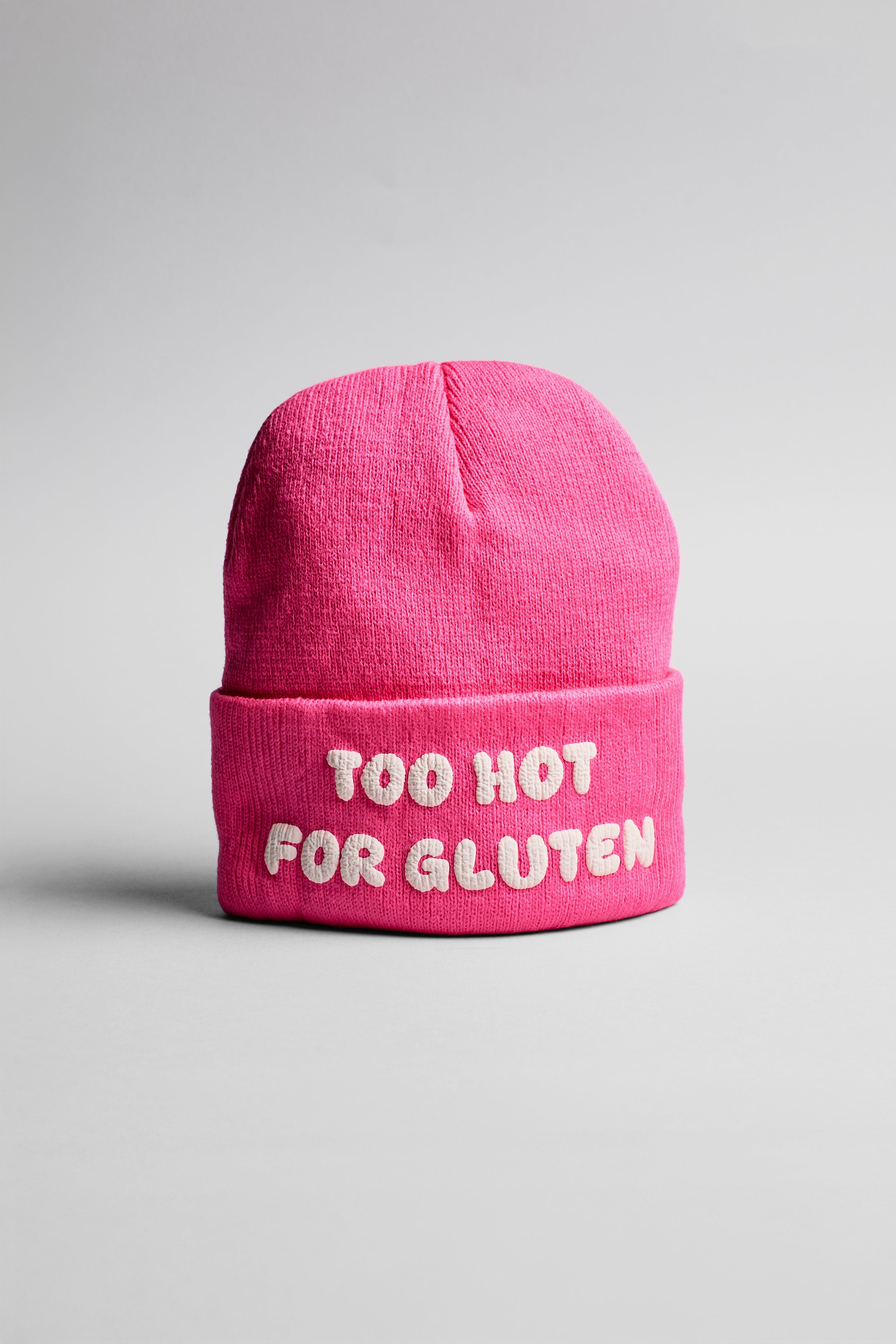 Růžová čepice s bílým nápisem "too hot for gluten"