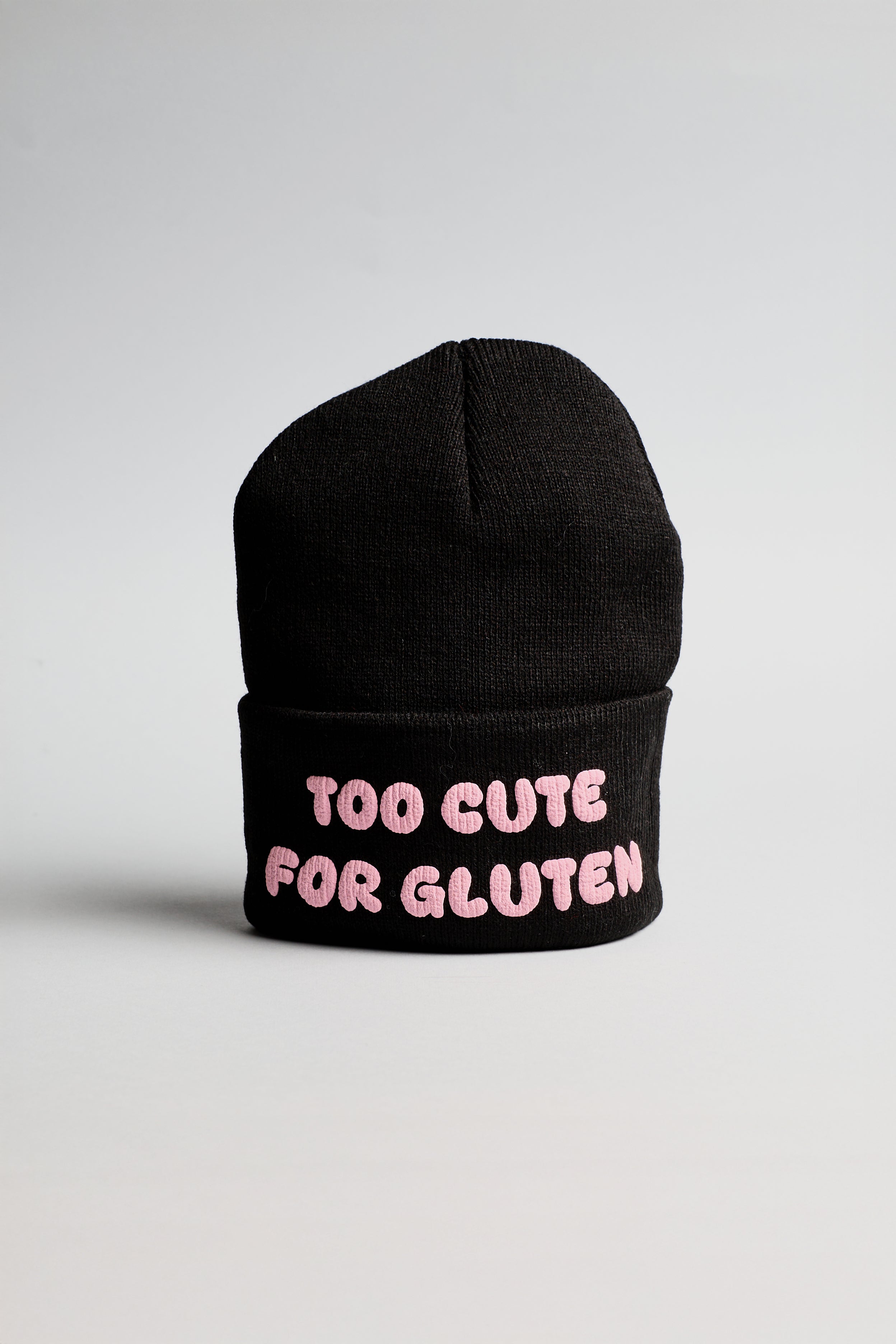Černá zimní čepice s růžovým nápisem "too cute for gluten"
