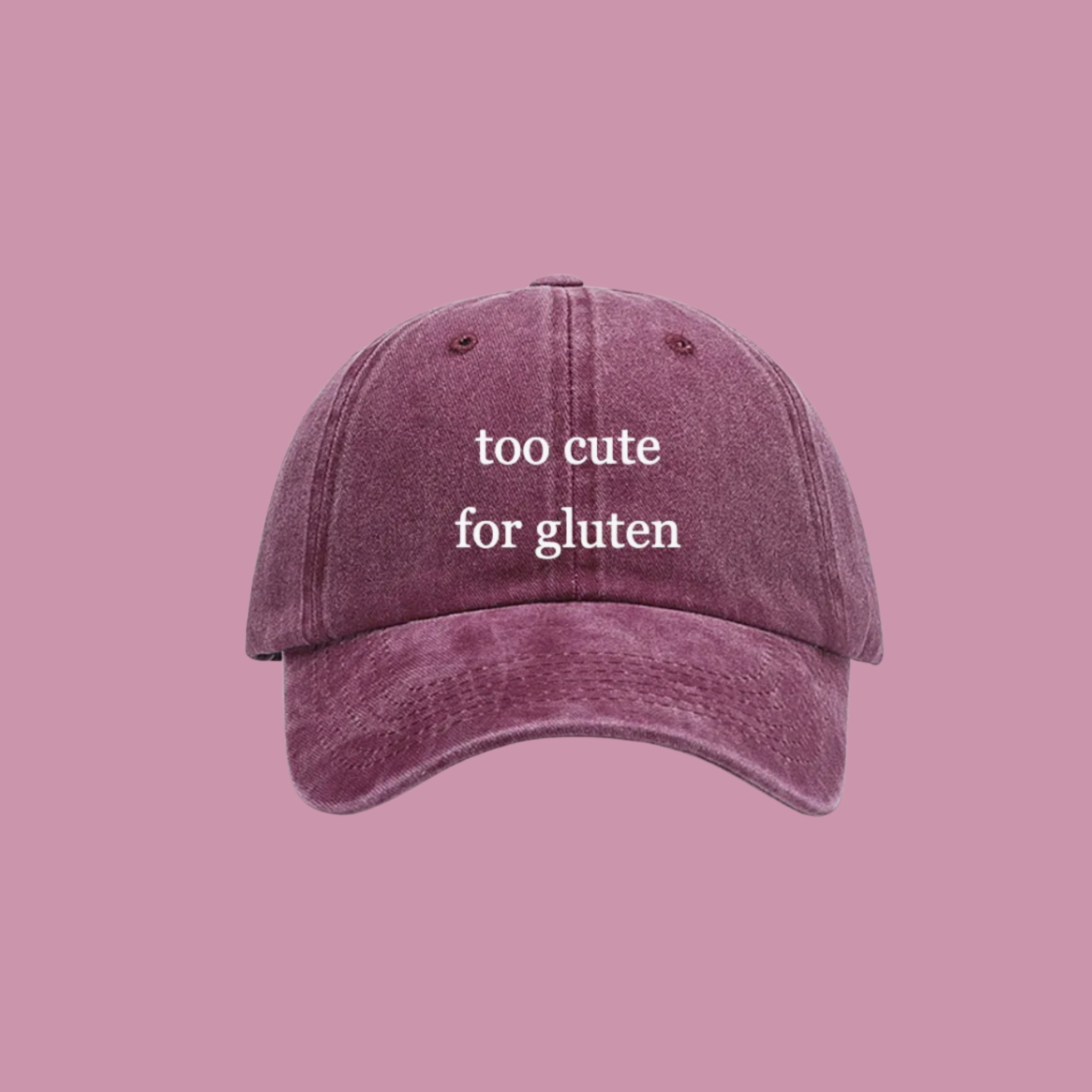 Vínová kšiltovka s bílým vyšitým nápisem "too cute for gluten"