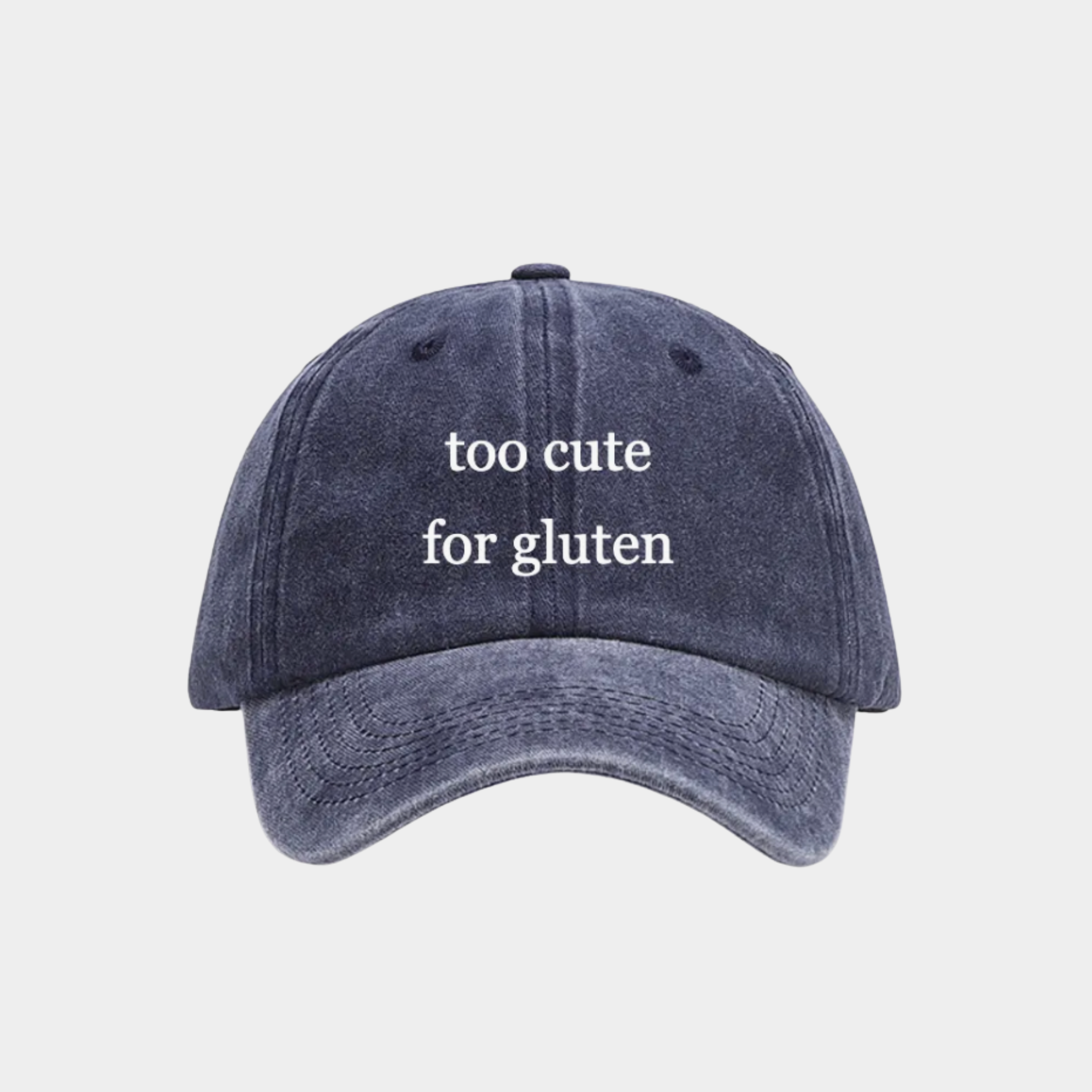 Modrá kšiltovka s bílým nápisem "too cute for gluten"